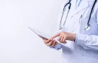 حبس الشقيقين التوأم في واقعة انتحال أحدهما صفة الآخر الطبيب لمدة عامين بالبحيرة
