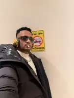أمام لافتة ممنوع التدخين .. محمد رمضان يروج لحفله بنيويورك وهو يدخن سيجارة