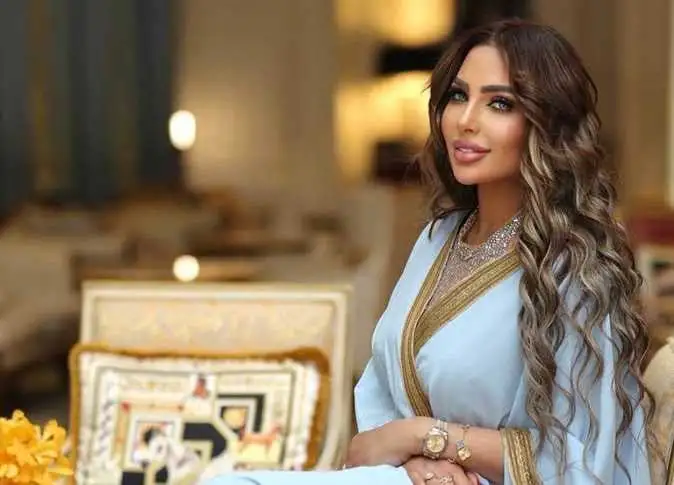 قضية المخدرات الكبرى.. سارة خليفة تؤدي صلاة العصر داخل قفص الاتهام