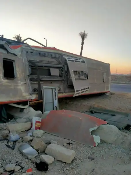وفاة شخص وإصابة 27 آخرين إثر انقلاب أتوبيس في العاشر من رمضان