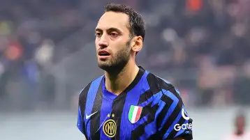 تشالهانوجلو يبتعد عن الملاعب 3 أساببع