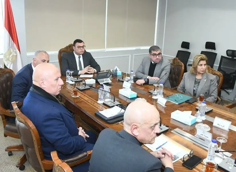 وزير الإسكان يبحث مع شركة السويدي دفع العمل بمشروعات الكهرباء في 8 مدن جديدة