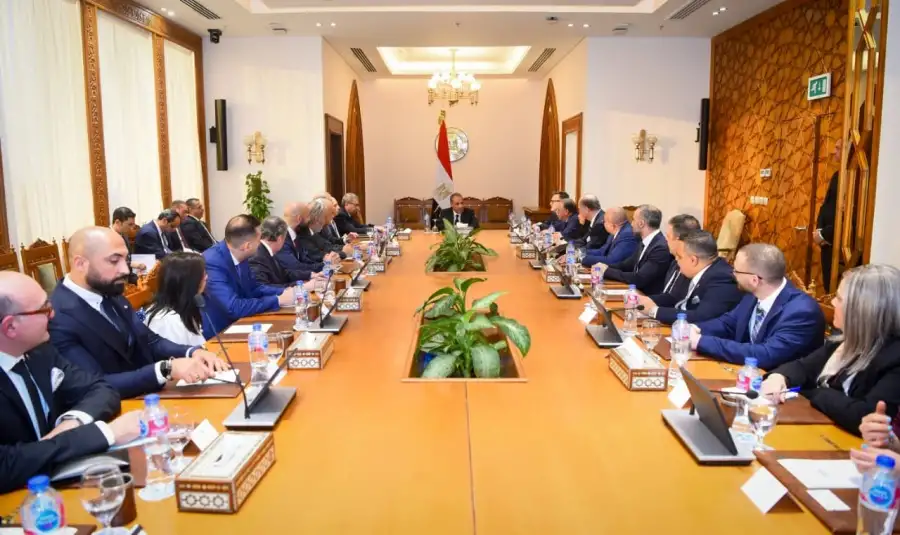 وزير الخارجية يستقبل وفدا من رجال الأعمال الكنديين