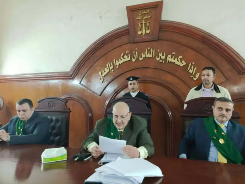 الإعدام شنقا لكهربائي لإدانته بقتل زوجته أمام أعين أبنائهما في البحيرة