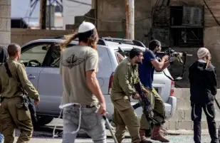 مستوطنون يهاجمون فلسطينيين في الضفة.. إصابات واعتقالات في رام الله والخليل