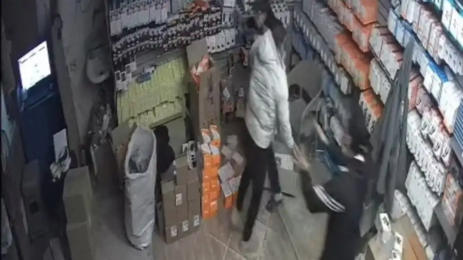 القبض على المتهمين بالتعدي على صاحب محل هواتف بحلوان