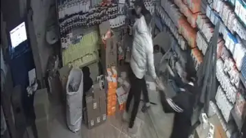 القبض على المتهمين بالتعدي على صاحب محل هواتف بحلوان