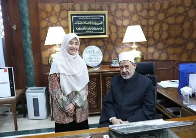 شيخ الأزهر يستقبل الطالبة الإندونيسية «ييلي» ويمنحها فرصة استكمال دراسة الماجستير