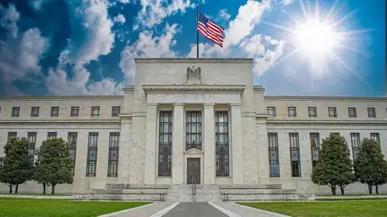 الاحتياط الفيدرالي يبقي على سعر الفائدة الأمريكية دون تغيير