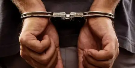 القبض على مسجل خطر بقنا لاحتجازه أسرة تحت تهديد السلاح