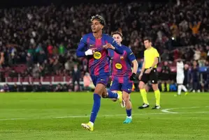 برشلونة يواصل التحليق في الصدارة بثلاثية أمام إلتشي في الليجا
