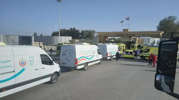 عودة أول أفواج العالقين الفلسطينيين من معبر رفح البري وتجهيزات طبية لاستقبال المصابين