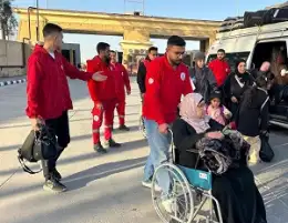 الهلال الأحمر يستقبل المرضى والجرحى الفلسطينيين ويقدم «حقيبة العودة» للمغادرين