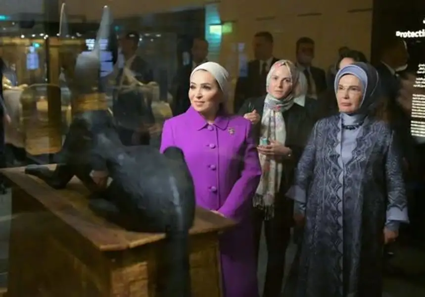 انتصار السيسي: سعدت بمرافقه السيدة أمينة أردوغان في جولة عبر الزمن داخل المتحف الكبير