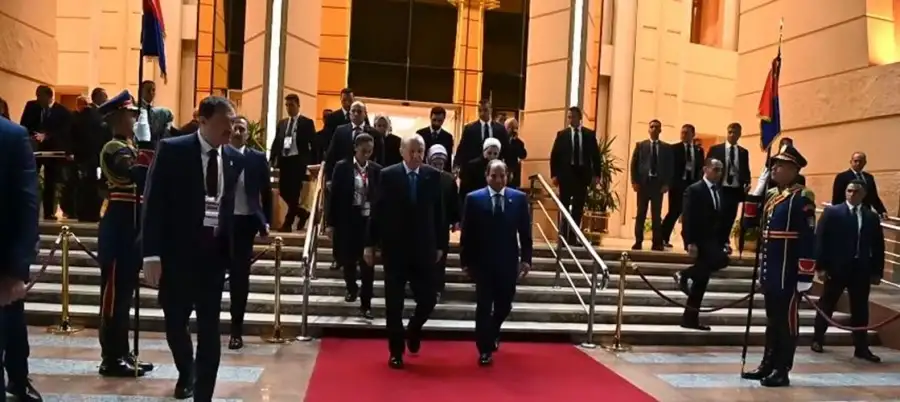 الرئيس السيسي وقرينته يودعان أردوغان وقرينته في مطار القاهرة