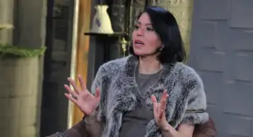 لقاء الخميسي تكشف كواليس علاقتها بأحمد زكي: تنبأ بنجاحي ونزلت قبره أثناء دفنه
