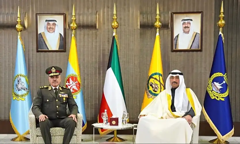الفريق أحمد خليفة رئيس أركان يعود إلى أرض الوطن عقب انتهاء زيارته الرسمية للكويت