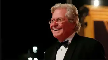 حسين فهمي يصدر بيانا لتوضيح تصريحاته حول السعفة الذهبية والسينما الجزائرية