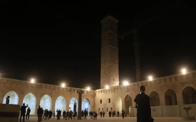 شهد انطلاق الثورة السورية.. المئات يصلون التراويح في مسجد الحمزة والعباس بدرعا