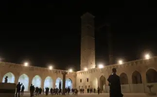 شهد انطلاق الثورة السورية.. المئات يصلون التراويح في مسجد الحمزة والعباس بدرعا