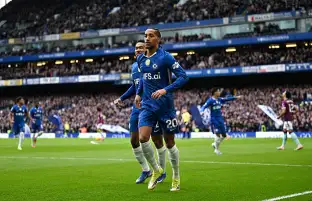 تشيلسي بعشرة لاعبين يتعادل مع بيرنلي في الدوري الإنجليزي