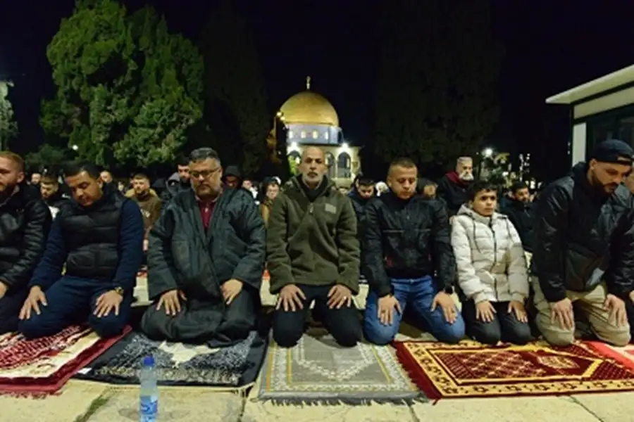 50 ألف مصل يؤدون صلاتي العشاء والتراويح في المسجد الأقصى