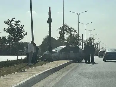 إصابة قائد سيارة إثر اصطدامه بعمود إنارة بالقاهرة الجديدة