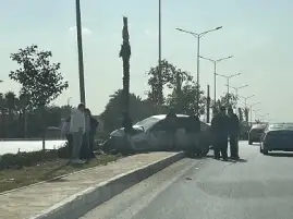 إصابة قائد سيارة إثر اصطدامه بعمود إنارة بالقاهرة الجديدة