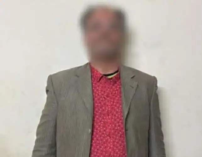 ضبط مرشد سياحي لرسمه على جدار أثري بالجيزة بدعوى الشرح لسائحين