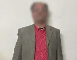 ضبط مرشد سياحي لرسمه على جدار أثري بالجيزة بدعوى الشرح لسائحين