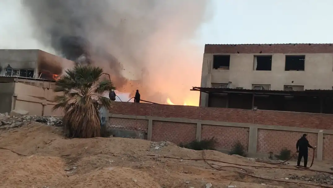 مدير أمن الشرقية يصل موقع حريق شركة تعبئة وتغليف العاشر من رمضان