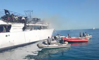بدون ركاب.. حريق بمركب سياحي يرسو على شاطئ منتجع في جنوب الغردقة