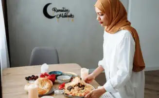 النية مفتاح الأجر.. كيف يتحول جهد المرأة اليومي في رمضان إلى عبادة؟