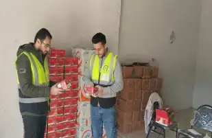 ضبط 7500 عبوة صلصة دون بيانات و3000 عبوة بسكويت أطفال منتهية الصلاحية