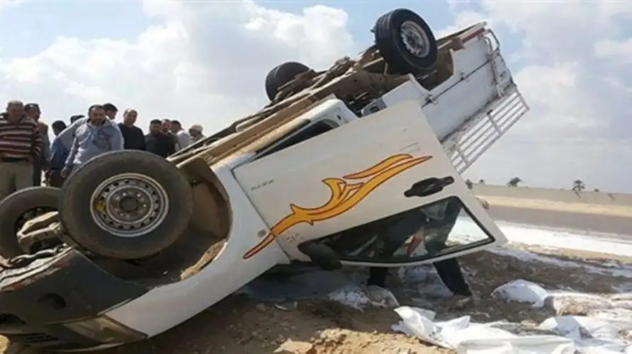 مصرع شخص وإصابة 3 آخرين إثر انقلاب سيارة بطريق محور الضبعة في البحيرة