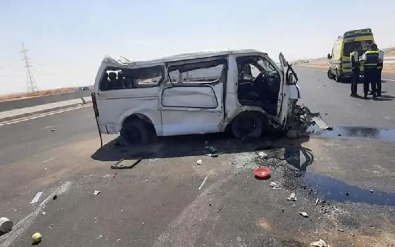 مصرع شخصين وإصابة 13 آخرين إثر انقلاب سيارة بأبو سمبل في أسوان