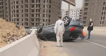 بسبب السرعة الزائدة.. انقلاب سيارة ملاكي باتجاه الأسمرات بمنطقة المقطم