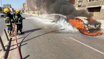 تفحمت بالكامل.. السيطرة على حريق نشب بسيارة ملاكي أعلى كوبري بالقاهرة