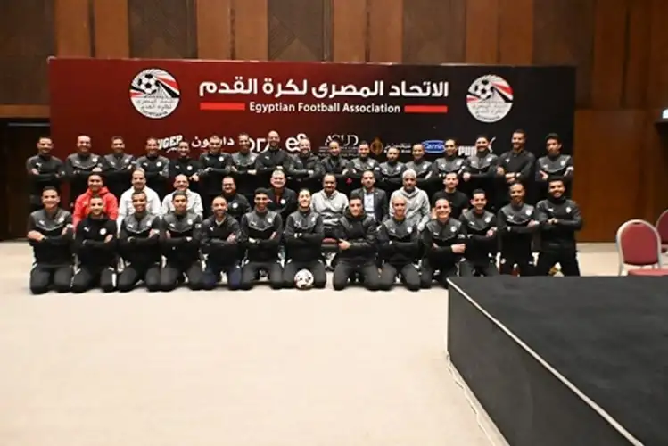 أوسكار رويز يسلم الشارات الدولية للحكام المصريين خلال معسكر التطوير