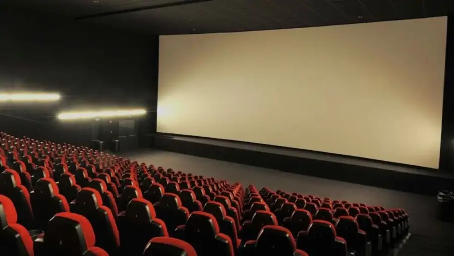 لمواجهة تداعيات قرار ترشيد الطاقة.. كريم السبكي يقترح إلغاء حفلات دور السينما الصباحية