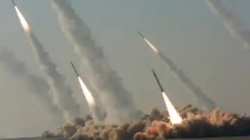 رصد إطلاق رشقة صاروخية جديدة من إيران نحو تل أبيب والقدس المحتلة