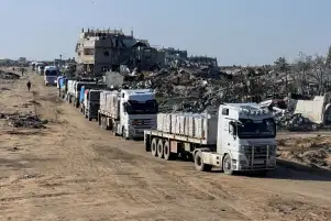 دفعات جديدة من المساعدات تتوجه من معبر رفح إلى كرم أبو سالم لتسليمها إلى الجانب الفلسطيني