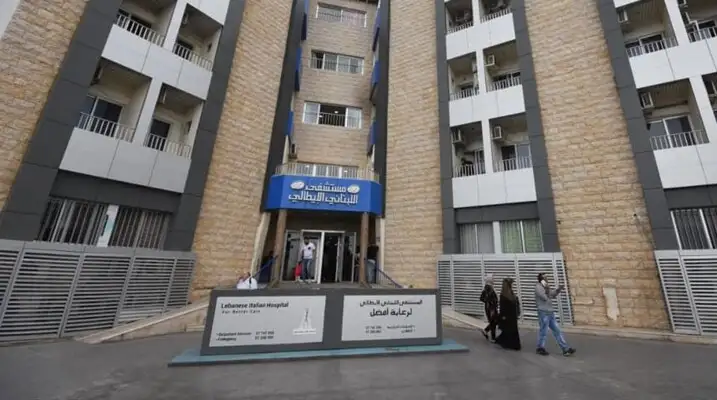 تضرر مستشفى في مدينة صور بجنوب لبنان جراء غارتين اسرائيليتين في محيطه