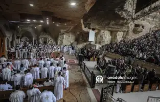 حشود تحيي أحد السعف في دير الأنبا سمعان الخراز التاريخي بالقاهرة