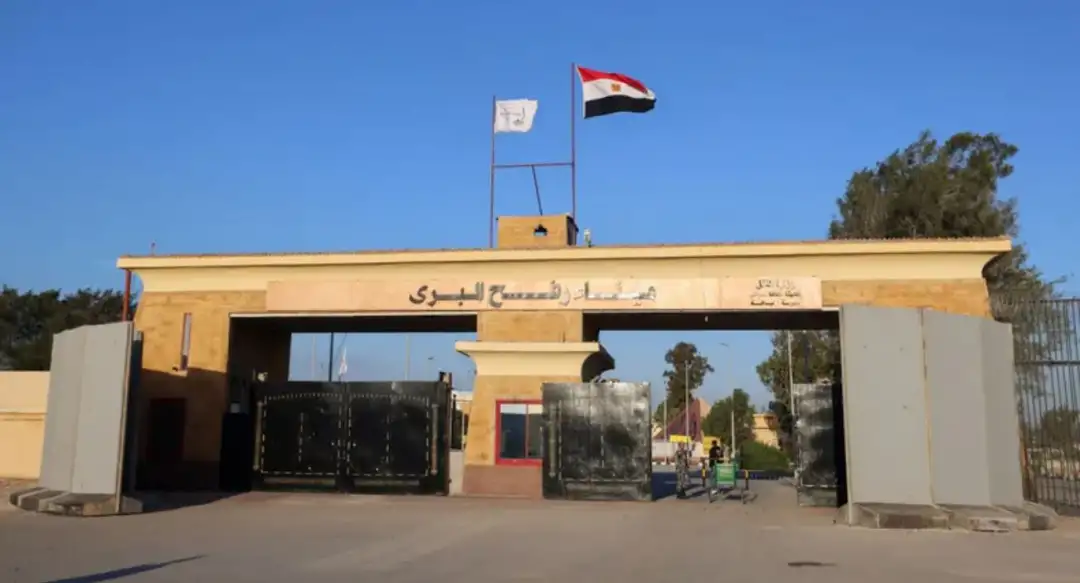 تأهب مصري عند معبر رفح لاستقبال مصابي غزة.. و3200 طن مساعدات تعبر إلى القطاع