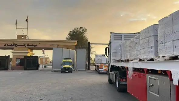 الهلال الأحمر المصري يدفع بـ 4.945 طنا مساعدات لدعم الأشقاء الفلسطينيين عبر قافلة زاد العزة الـ 173