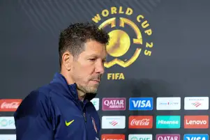 بالفيديو.. شعار أتلتيكو مدريد يتسبب في أزمة بين سيميوني ومدافع أرسنال