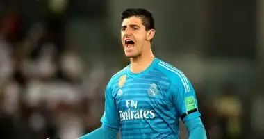 كورتوا يعتذر للجماهير بعد ضياع لقب الدوري أمام برشلونة