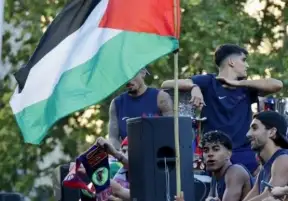 رئيس وزراء إسبانيا يؤيد احتفال لامين يامال بعلم فلسطين