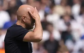 سلوت يكشف موقفه من مطالبات رحيله عن تدريب ليفربول
